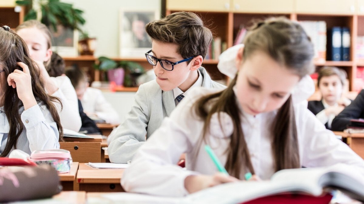 Занятия в школе старшеклассники