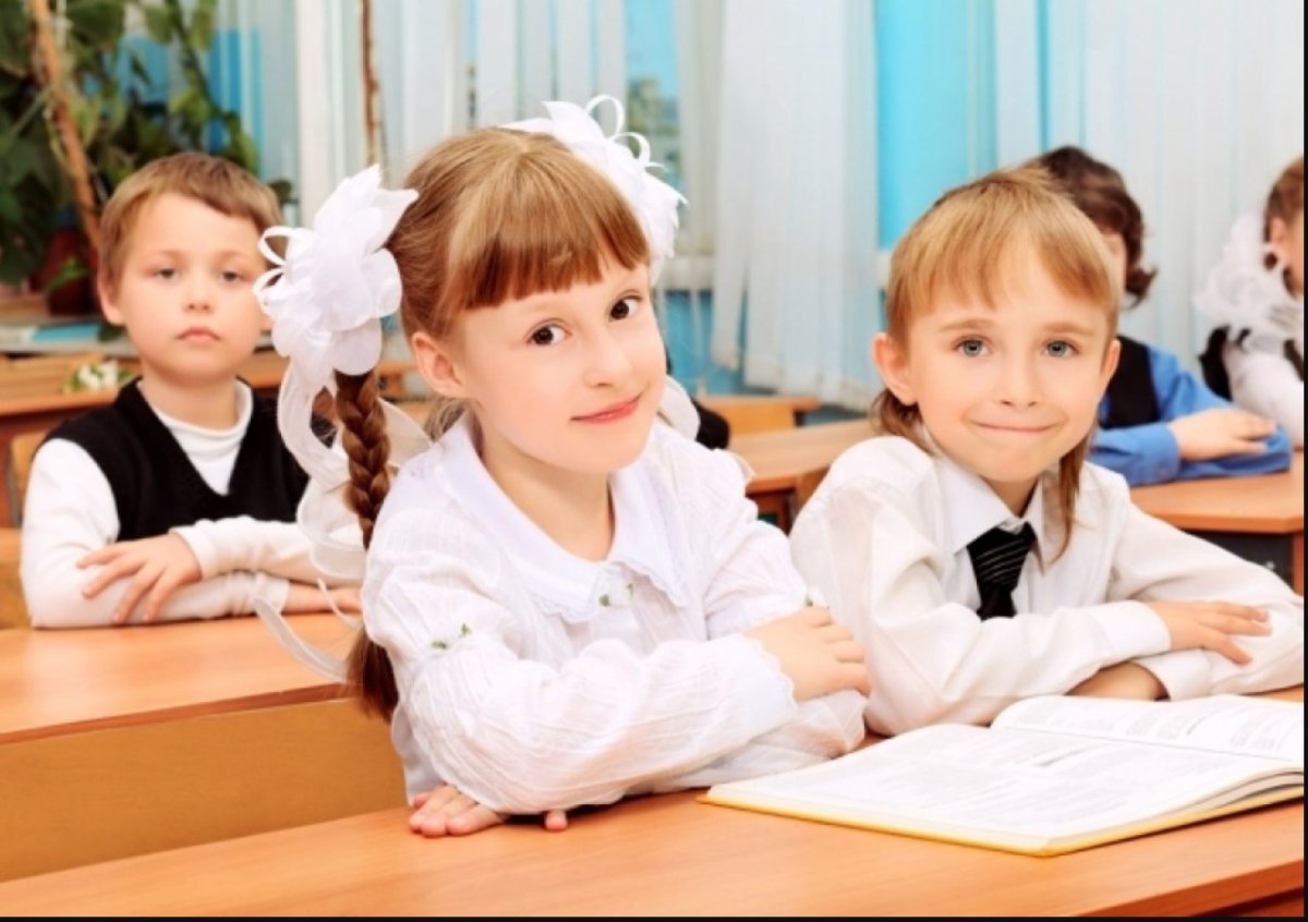 Ученики смеются