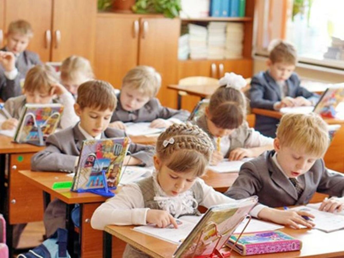 Ученики начальной школы за партами