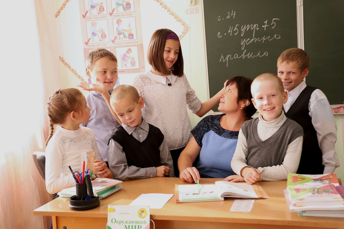 Ученик за партой для детей