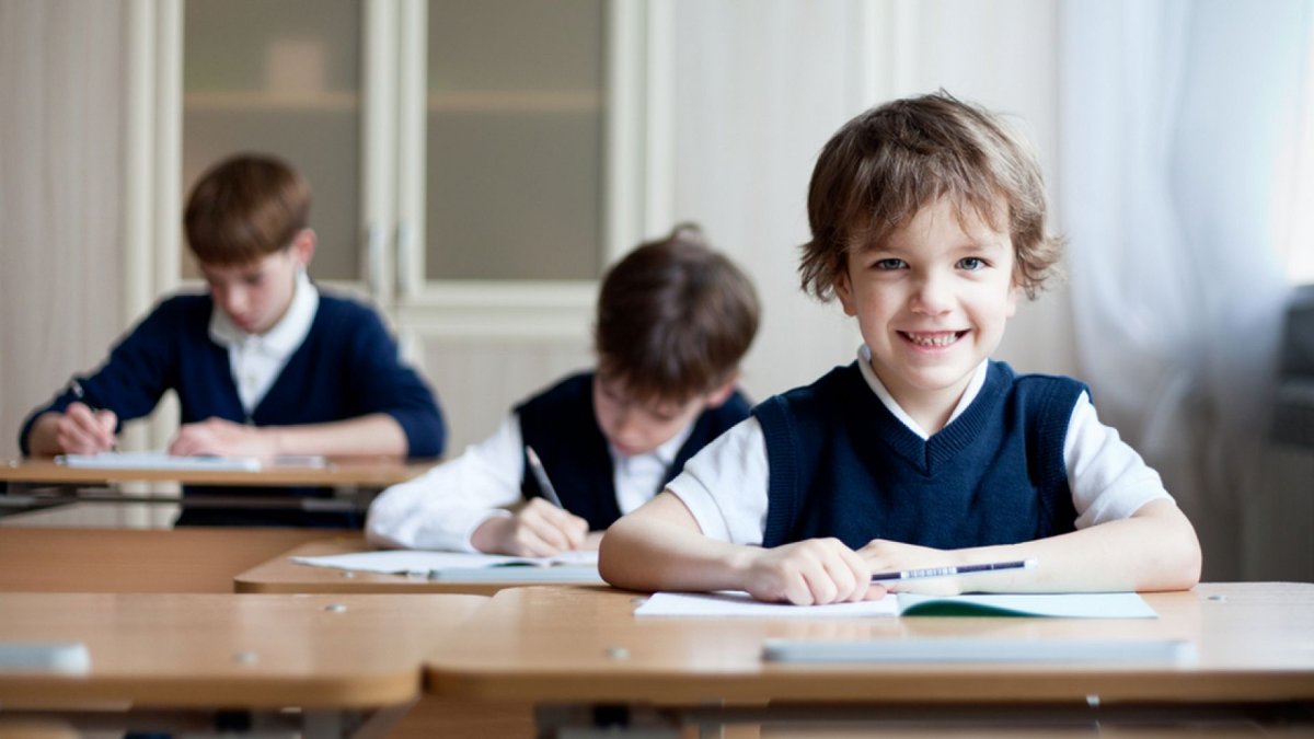 Первоклассник за партой