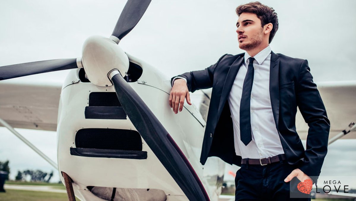 Успешный мужчина с машиной