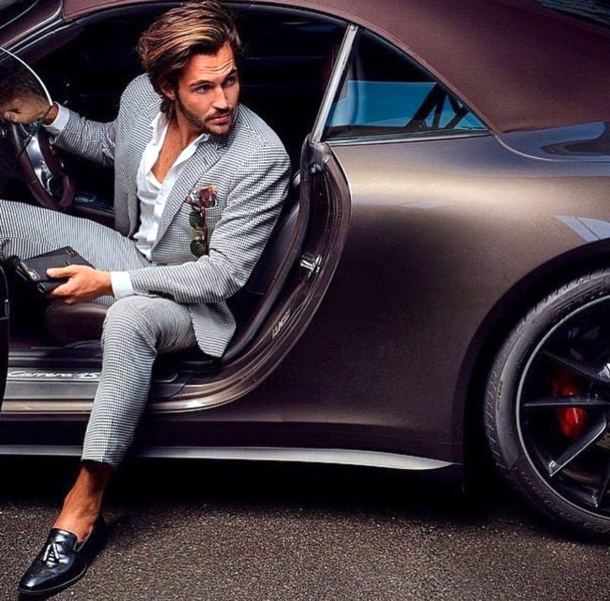 Мужчина в костюме без лица