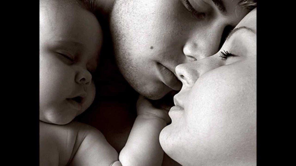 Мама папа и малыш нежность