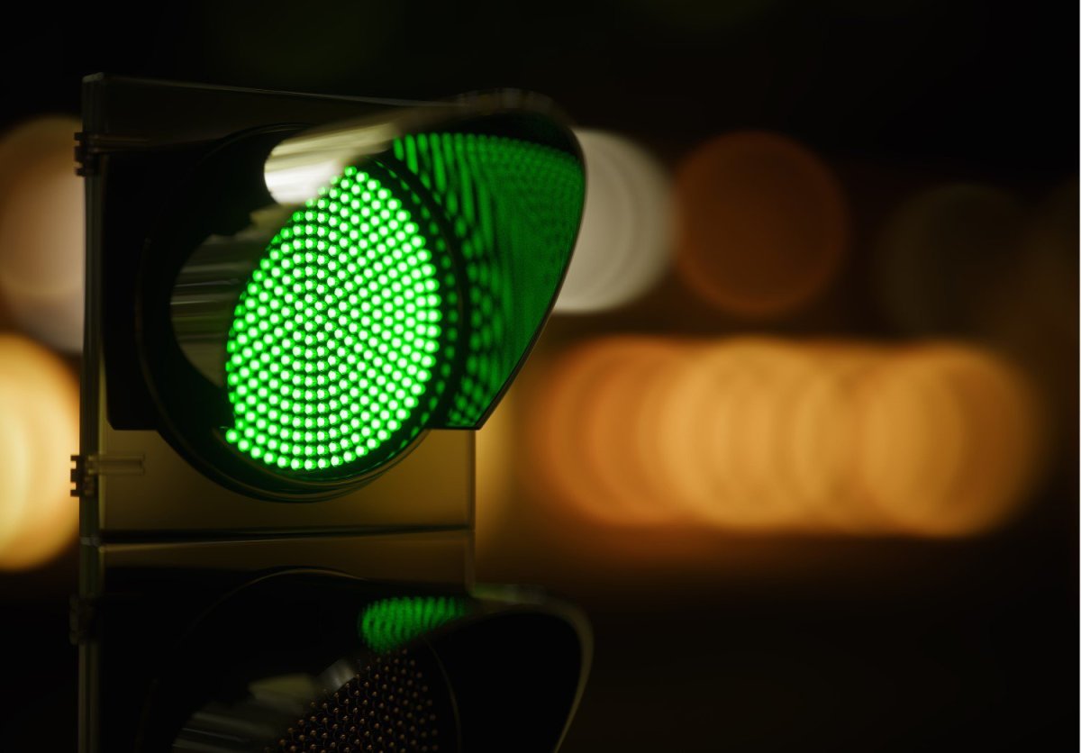 Зеленый светофор ночью