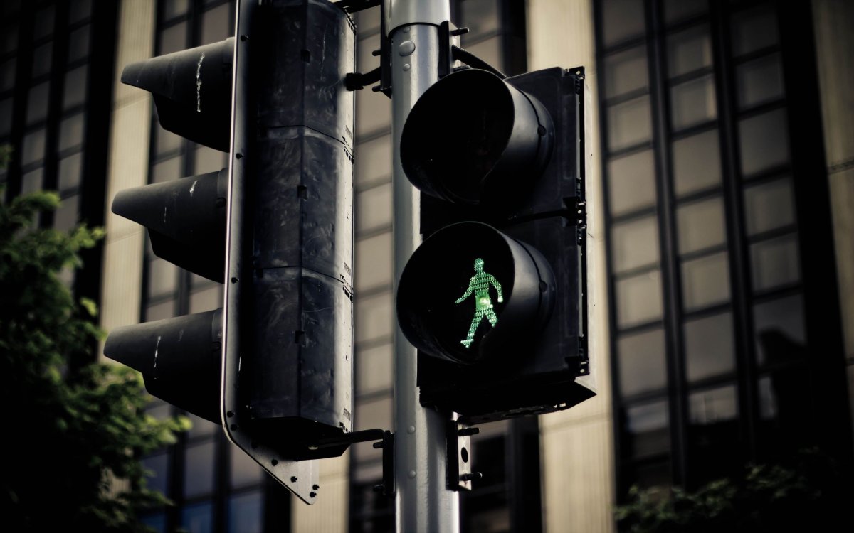 Зеленый пешеходный светофор