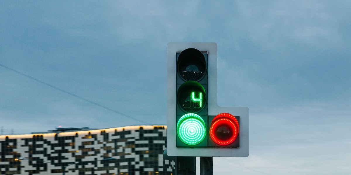 Дорога с зеленым светофором