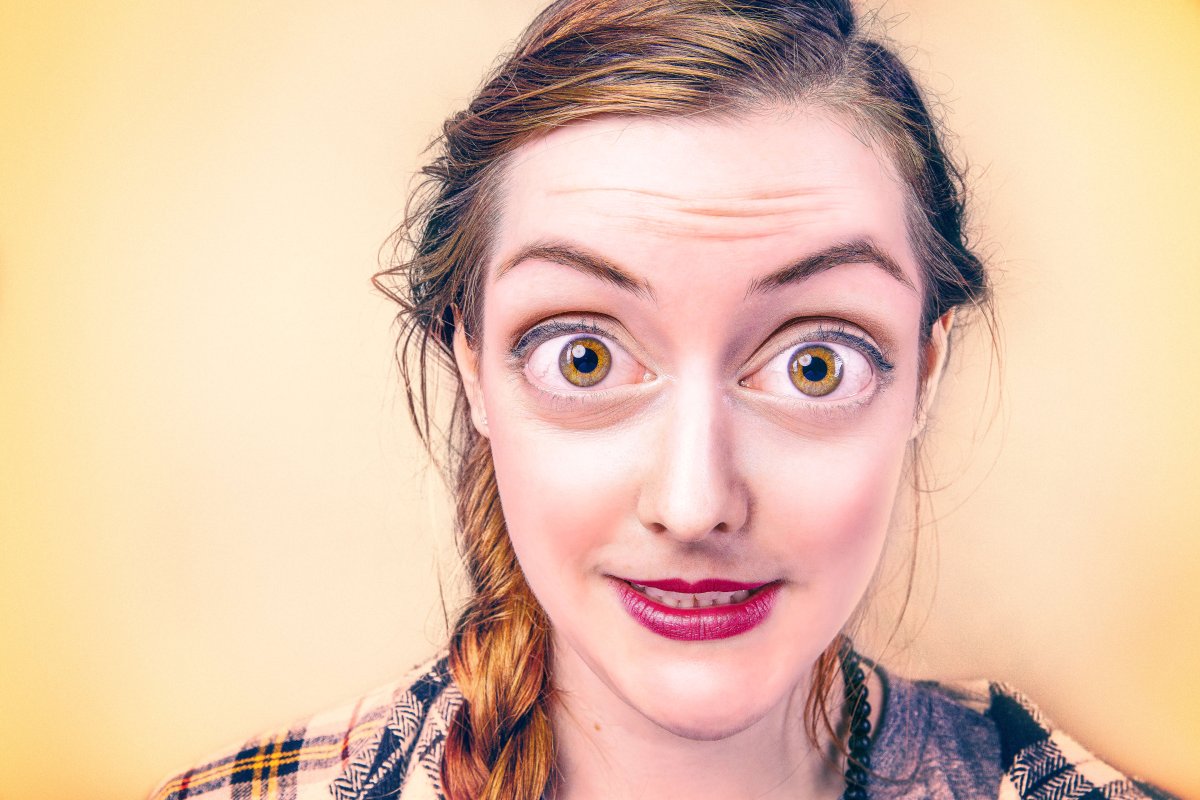 Женщины с большим глазами