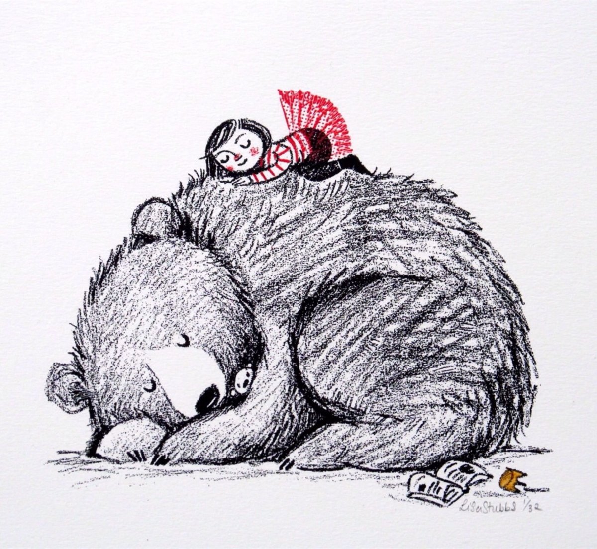 Медведь обнимает