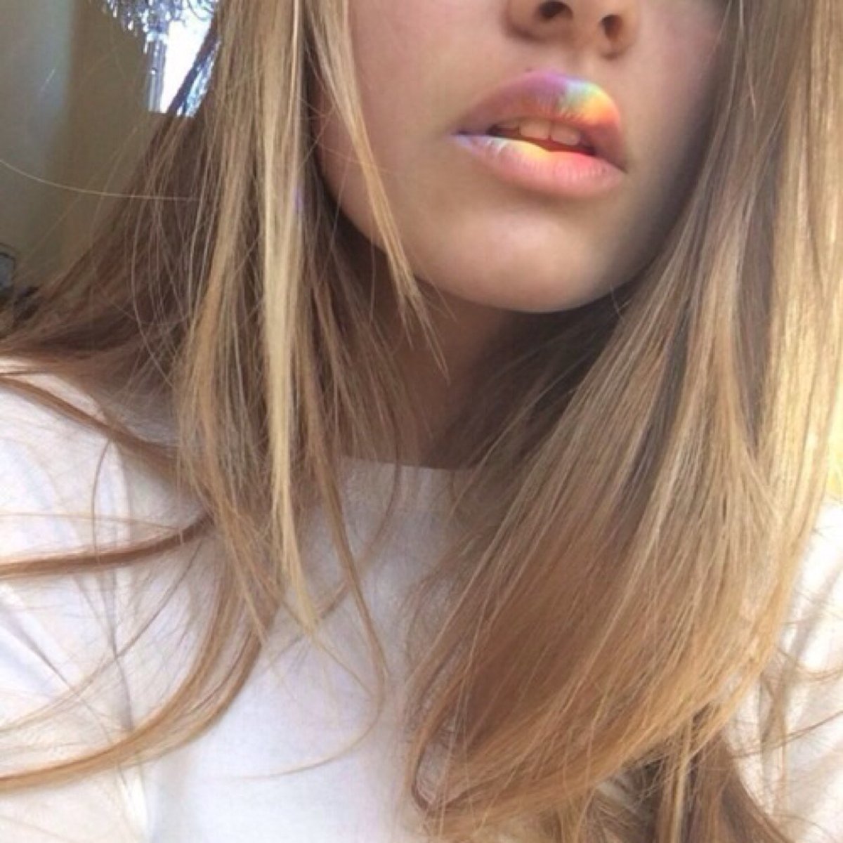 Девушка с русыми волосами без лица