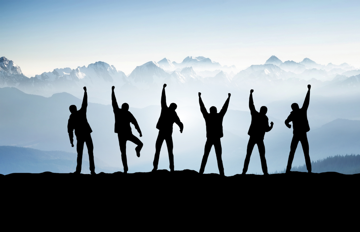 Команда на вершине горы