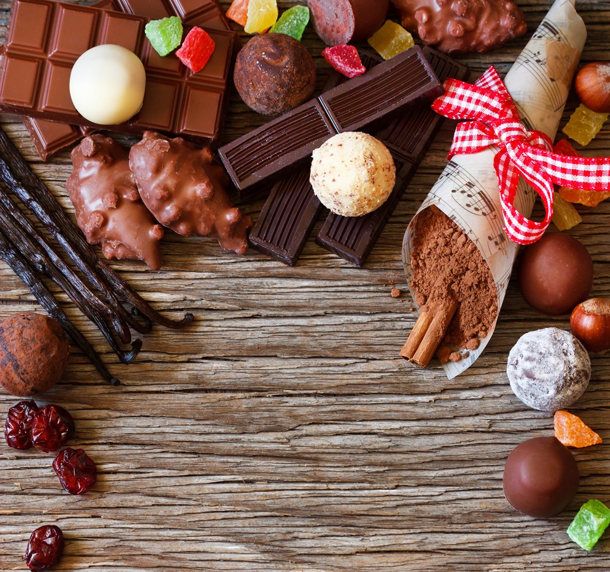 Сладости на столе вид сверху