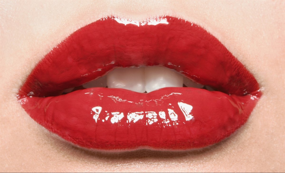 Красивые блестящие губы