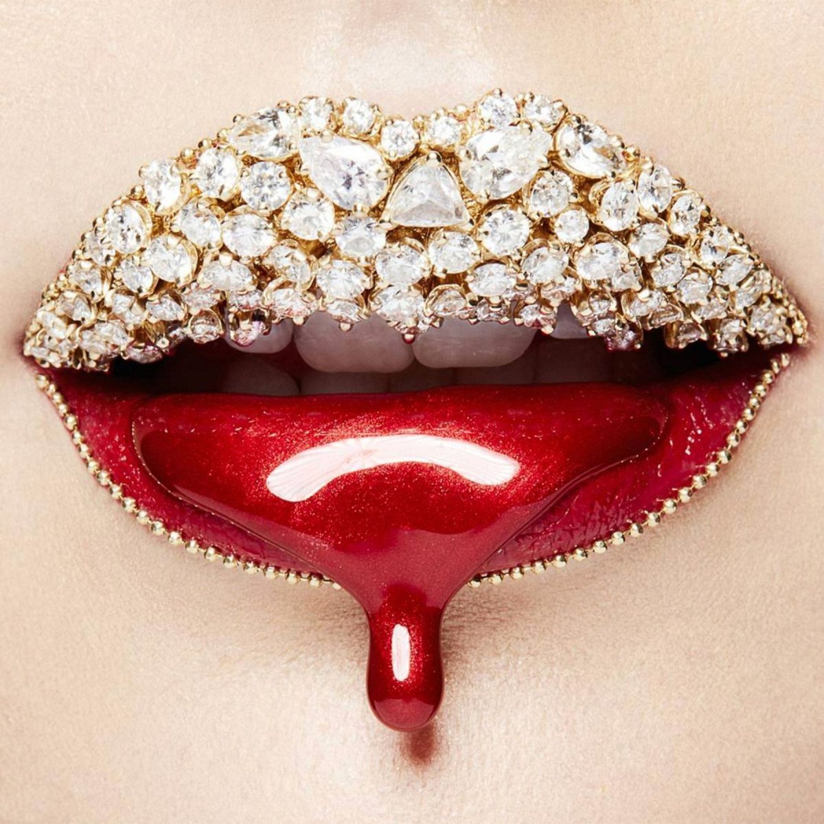 Разукрашивать губы