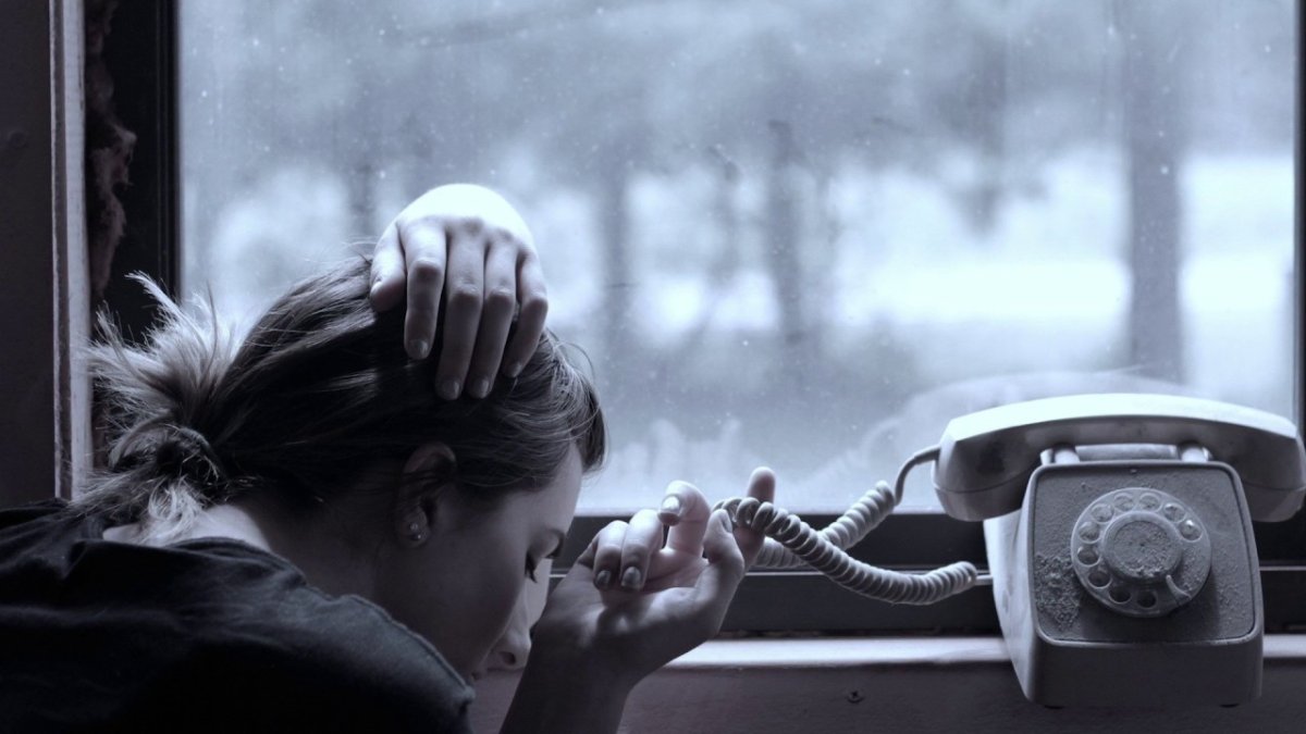 Мужчина ждет звонка