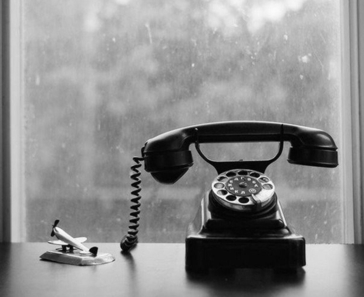 Девушка ждет звонка