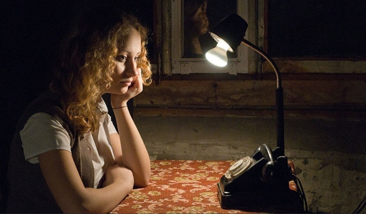 Парень ждет звонка