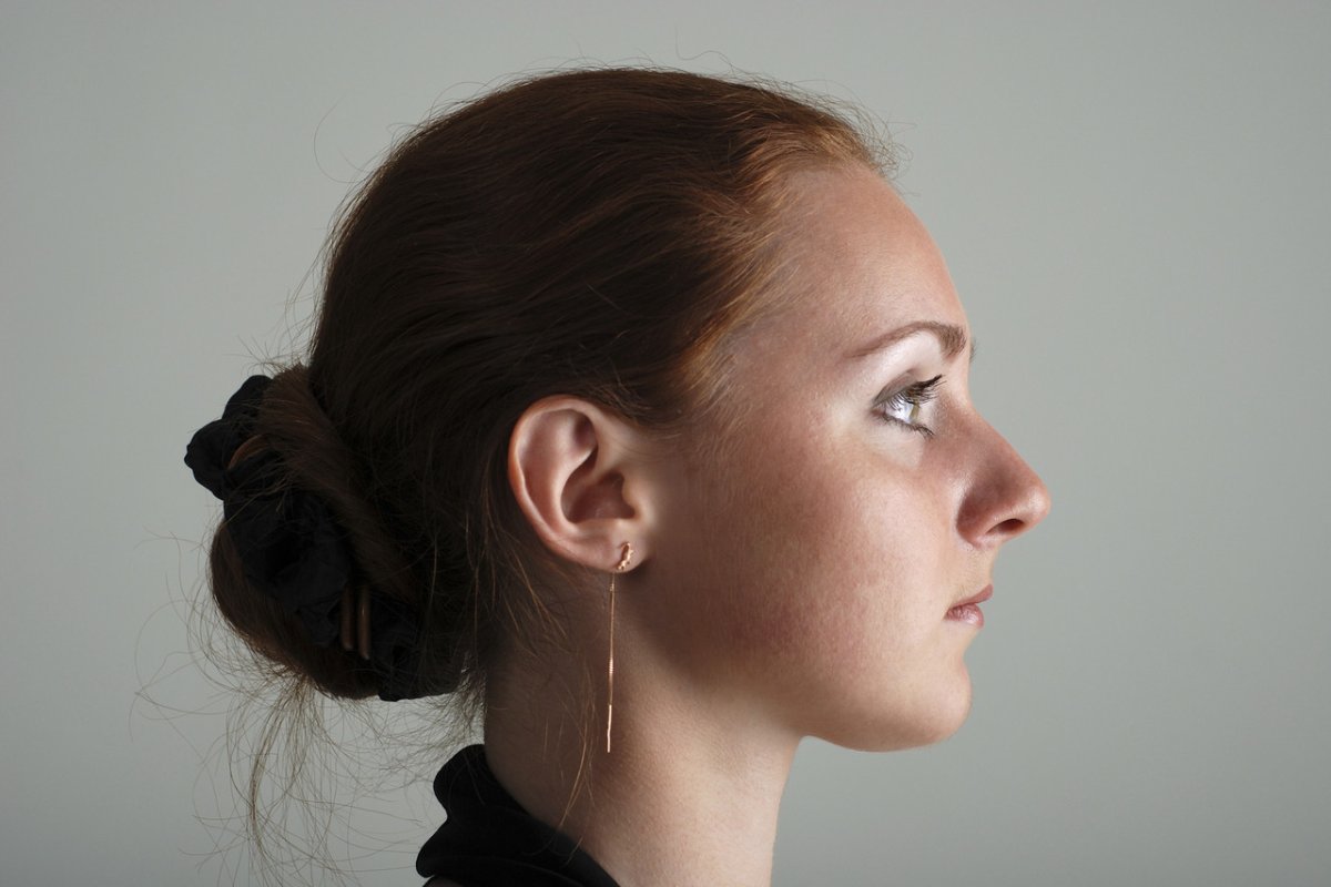 Женский лоб в профиль