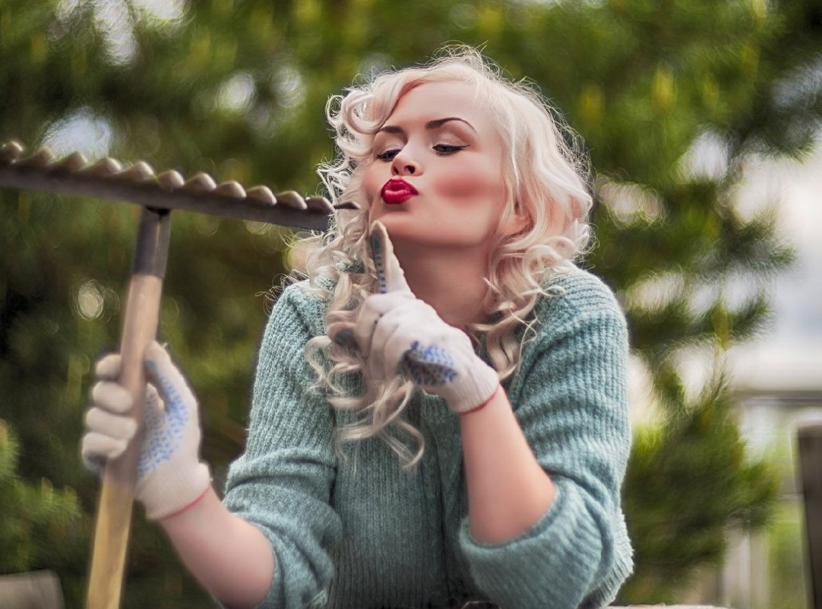 Девушка с граблями