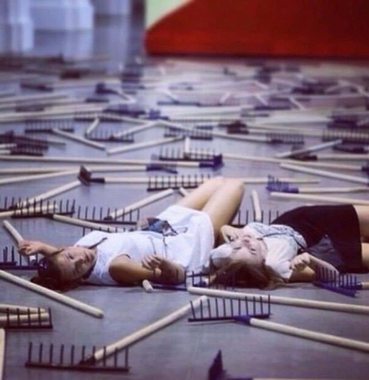 Человек наступает на грабли