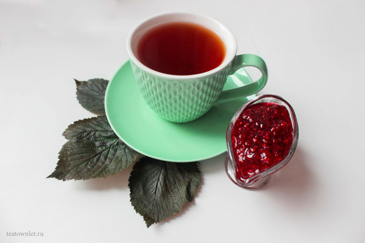 Чашка с малиновым чаем