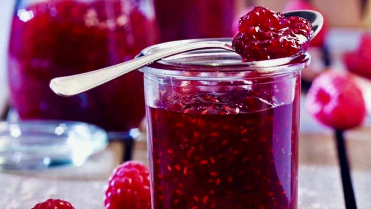 Чай с малиновым вареньем