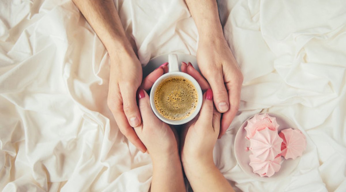 Выливает девушке кофе в постель gif