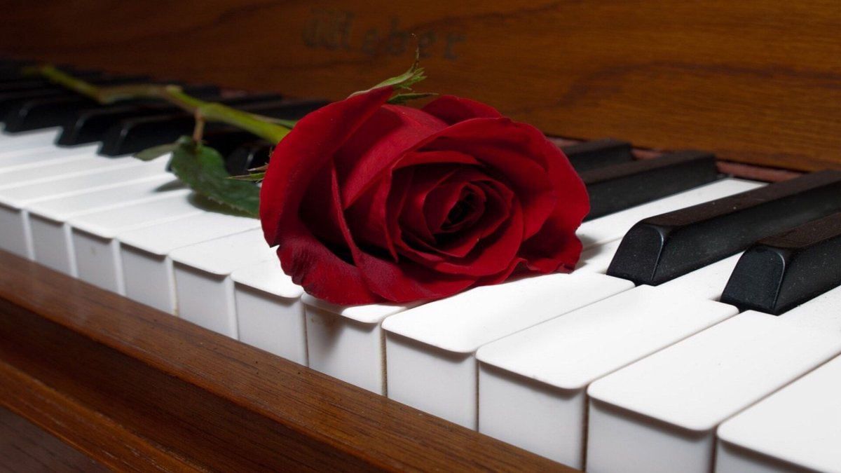 Рояль с цветами