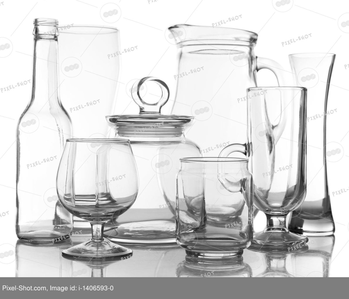 Стеклянная посуда на белом фоне