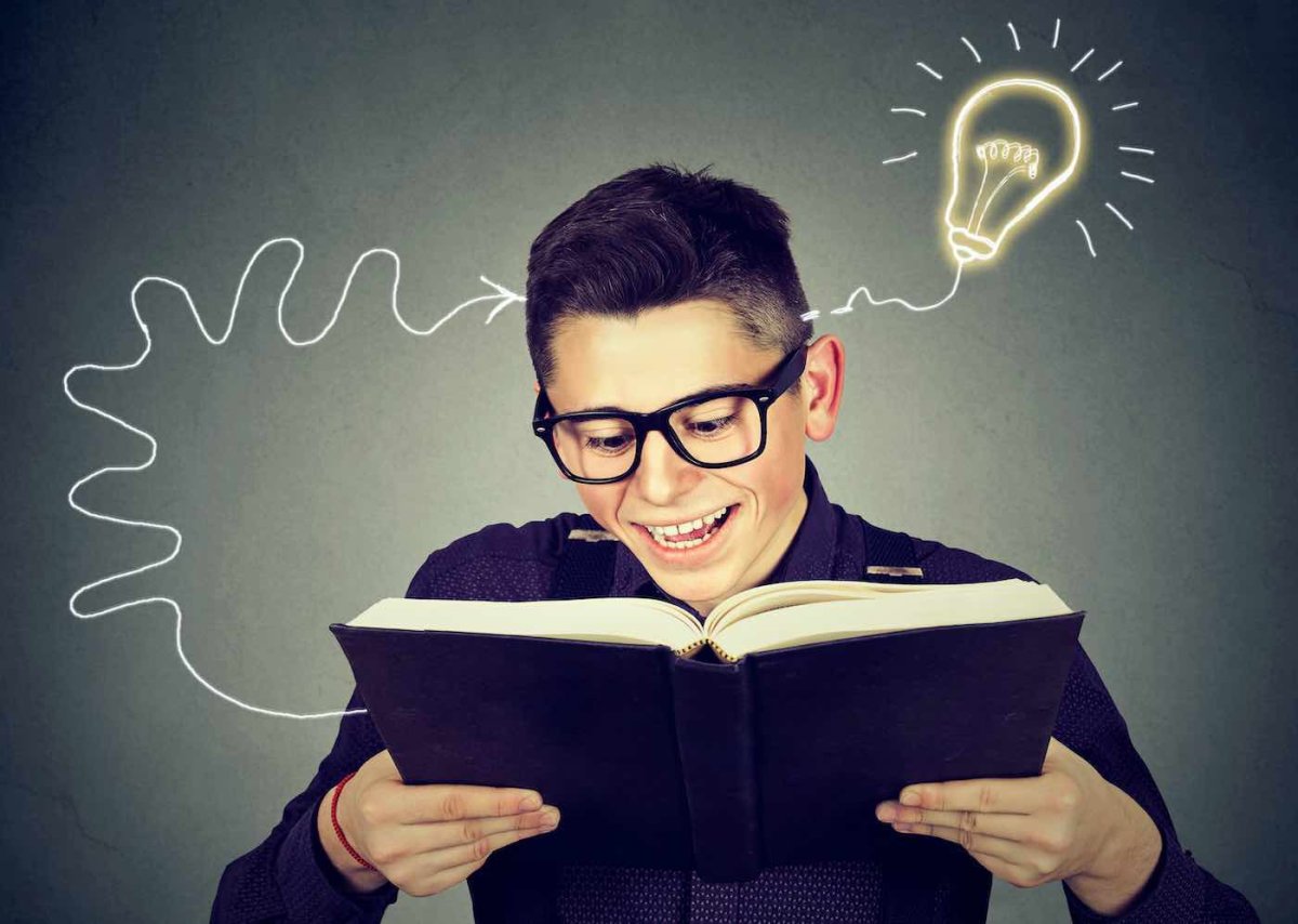 Умный человек в очках