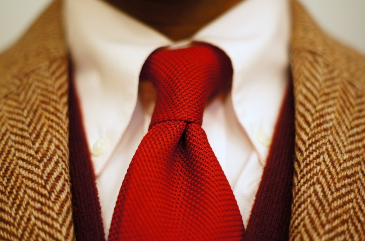 Красный галстук дорогой