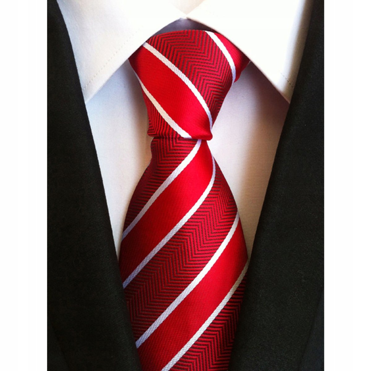 Костюм с красным галстуком