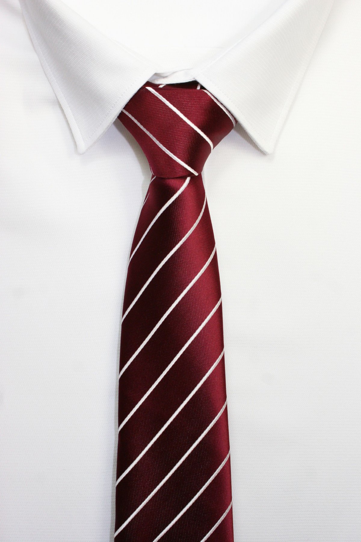 Черный костюм с красным галстуком