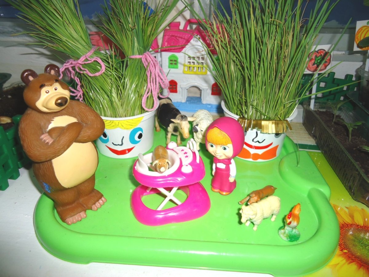 Маша ест малину