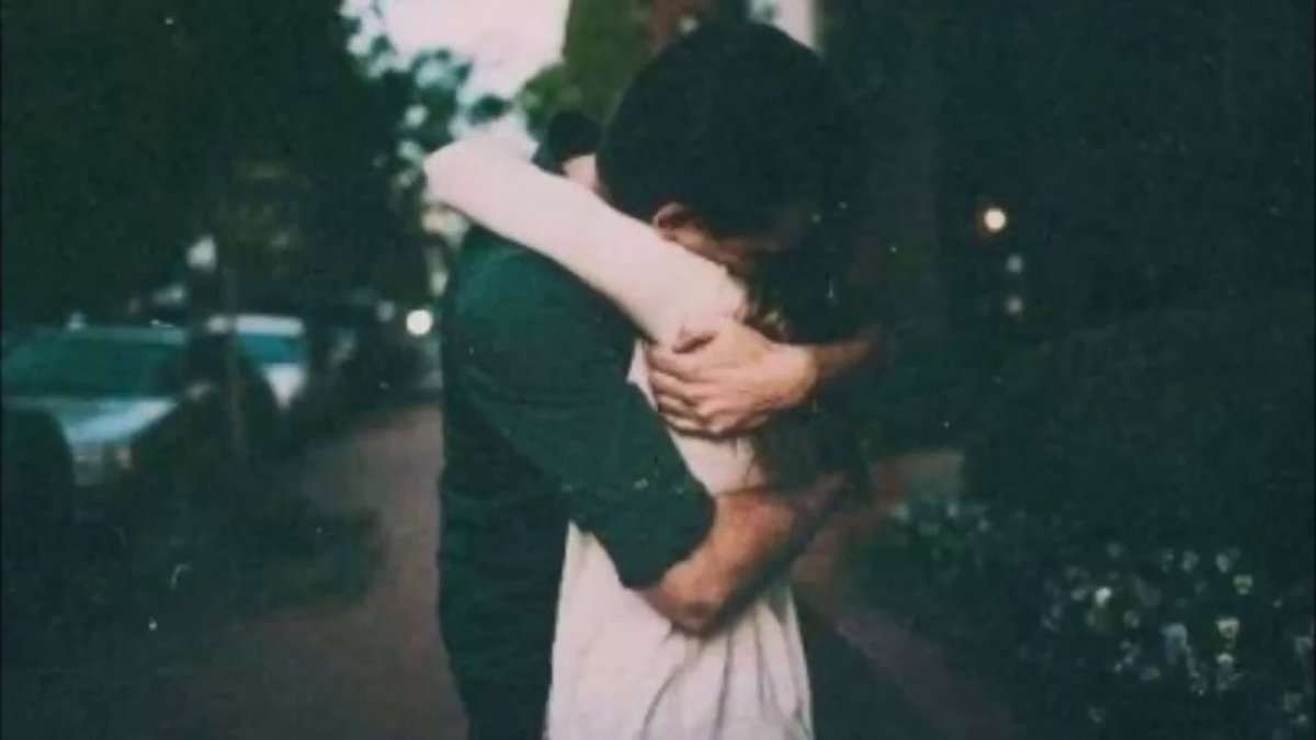 Девушка и парень крепко обнимаются