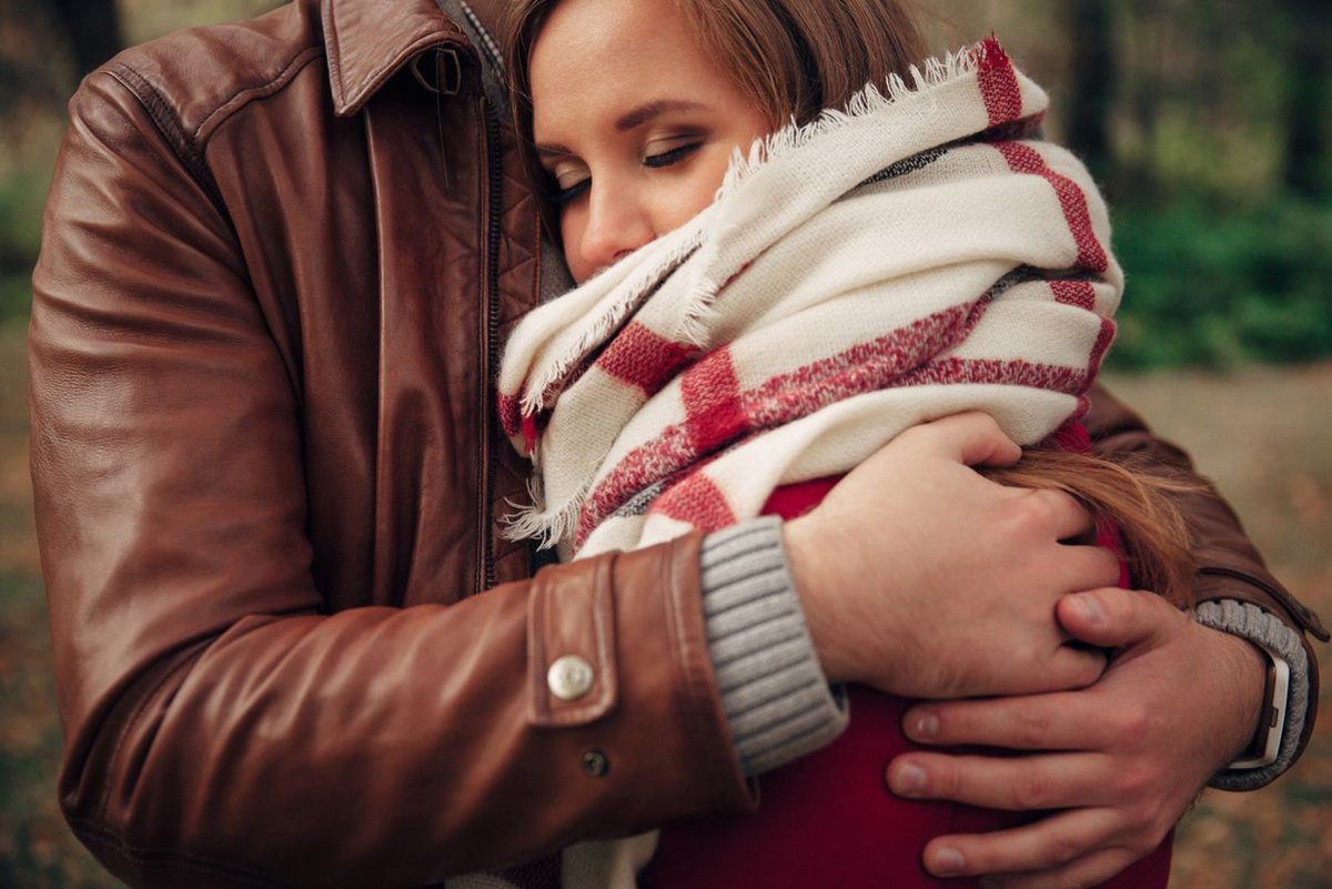 Мужчина обнимает женщину