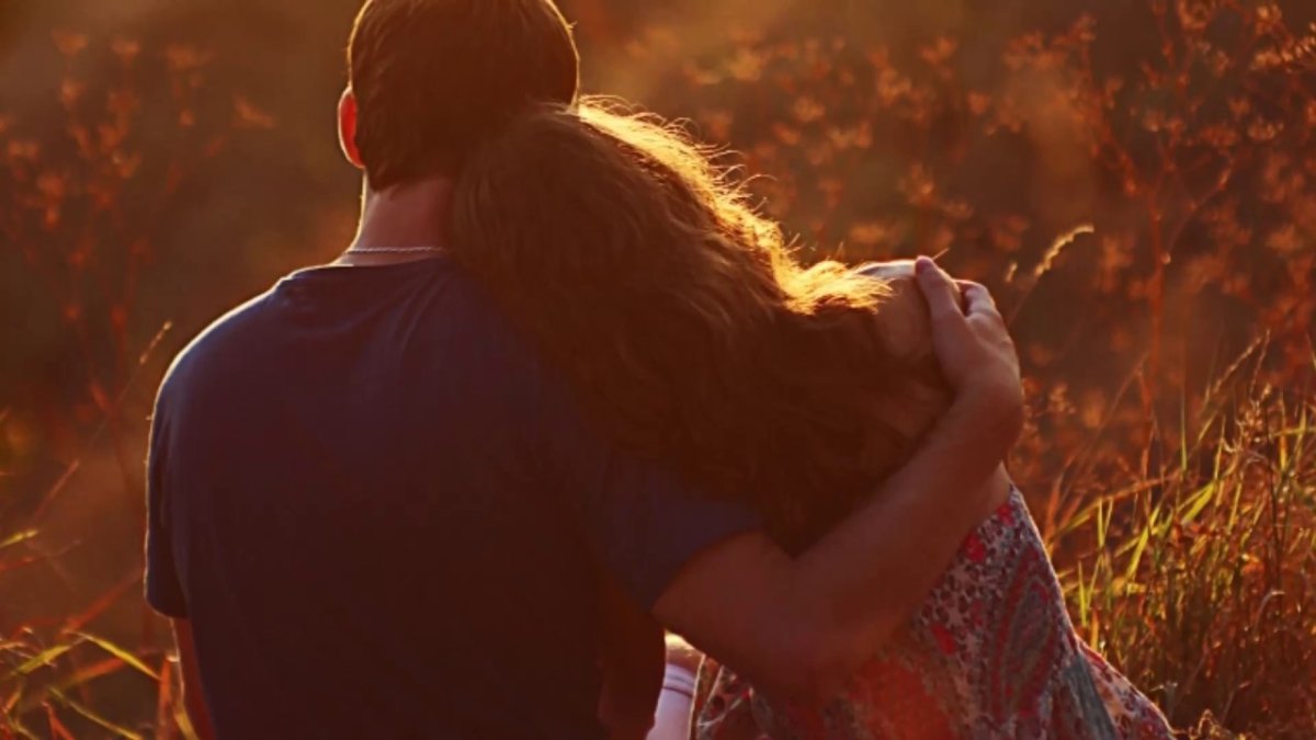 Нежные объятия со спины