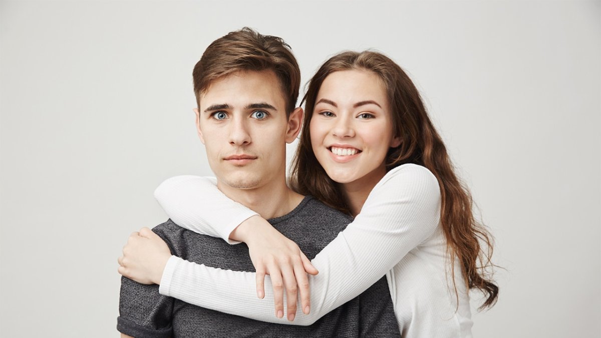 Друзья обнимаются за плечи