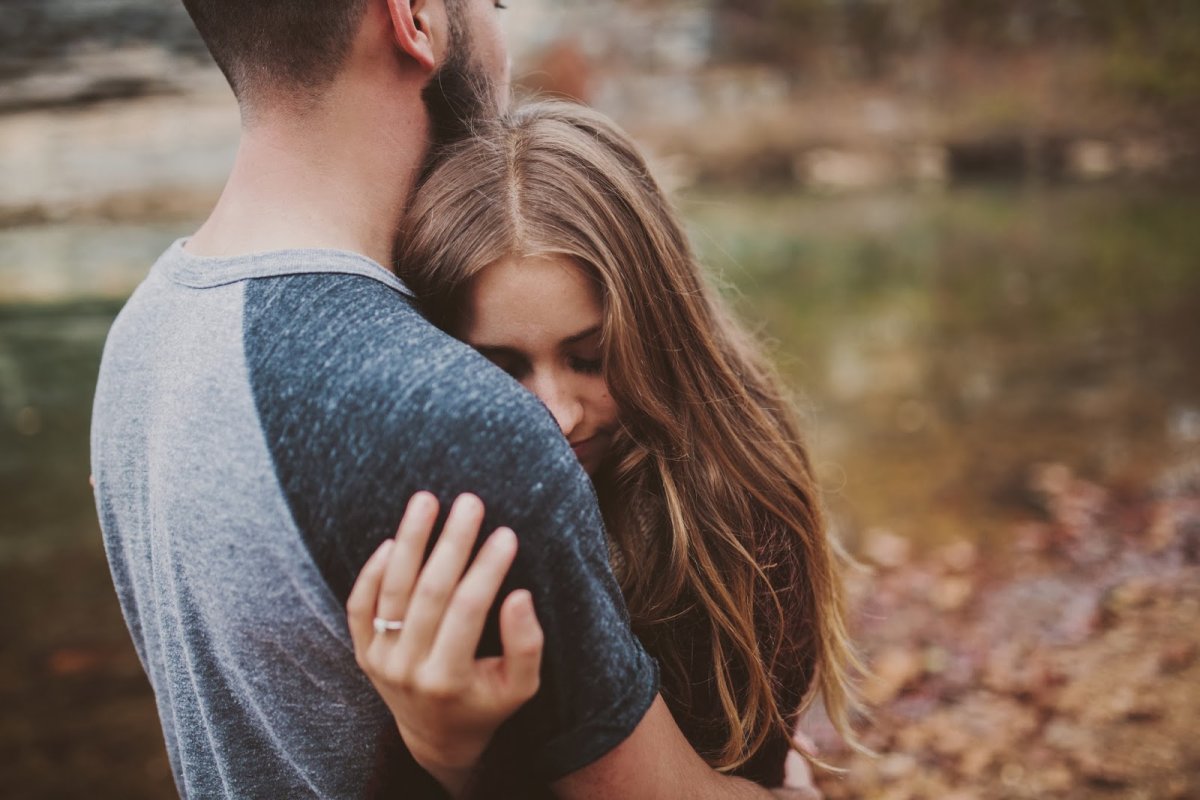 Пара обнимается