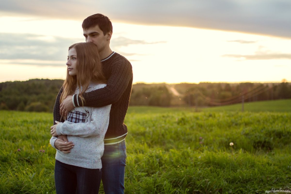 Парень и девушка обнима.тся