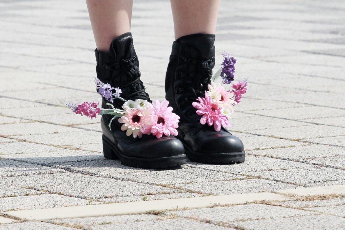 Свежие цветы в ботинках