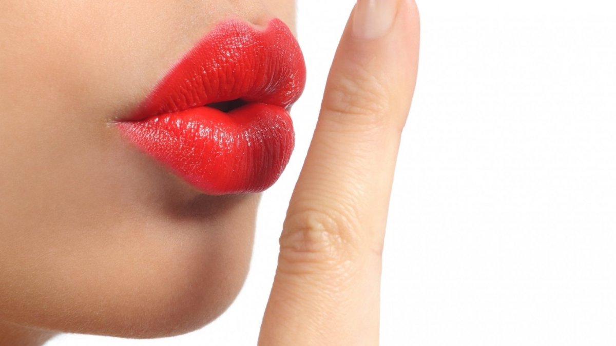 Палец у губ