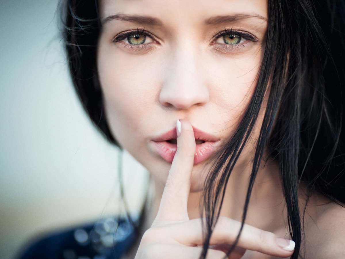 Девушка с пальцем у губ