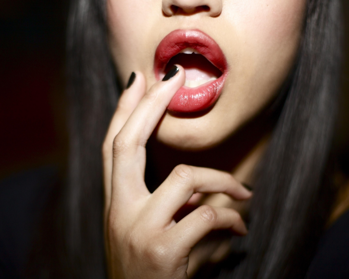 Девушка с языком