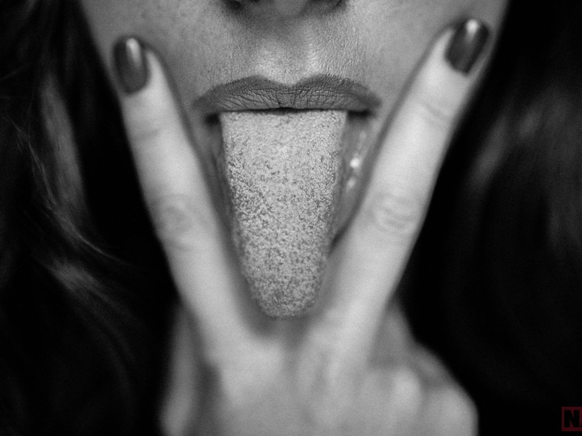 Два пальца у губ