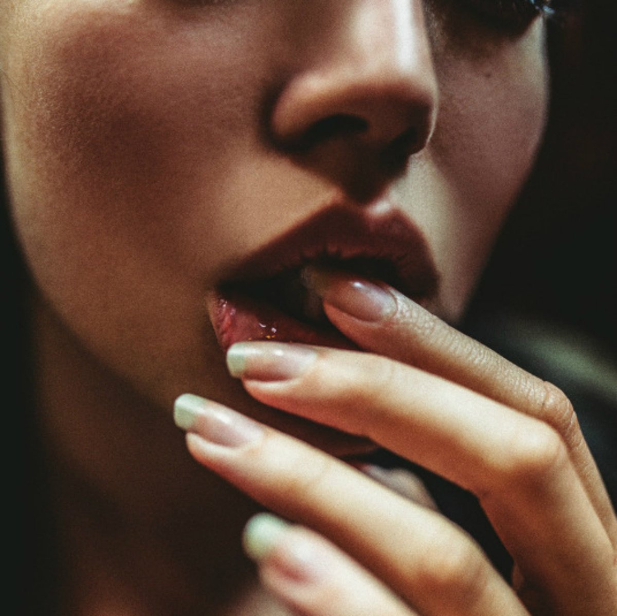 Девушка с пальцем у губ