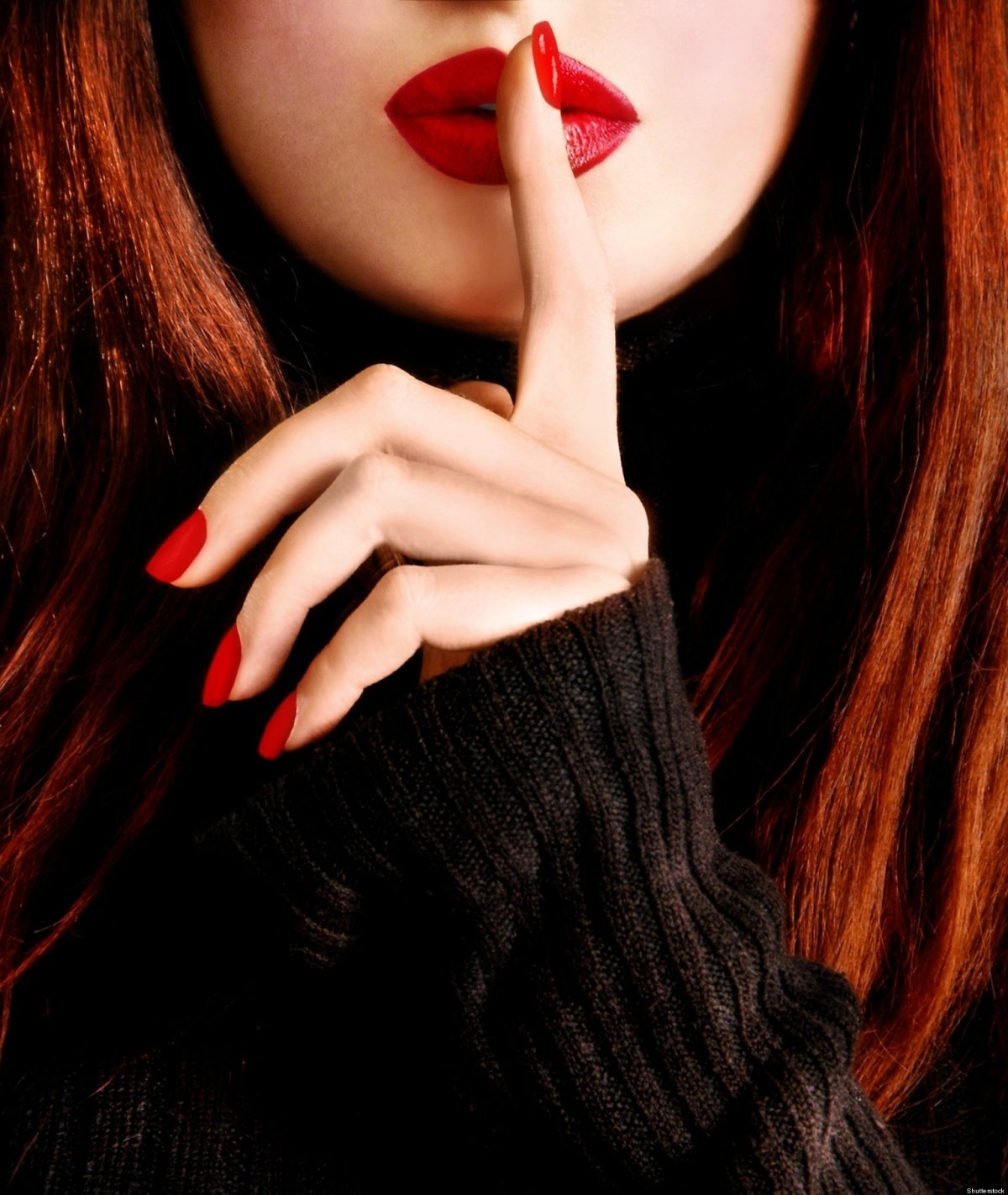 Руки возле губ девушки