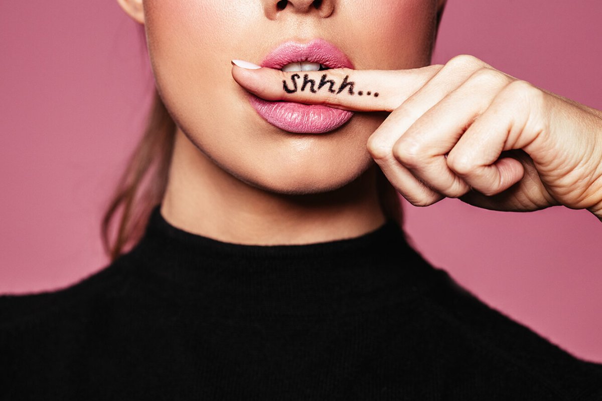 Девушка с пальцем у губ