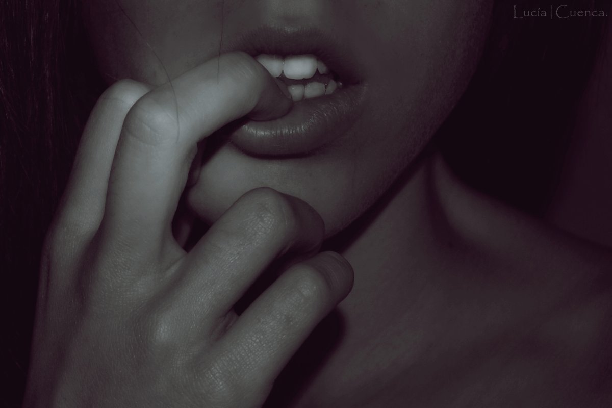 Палец во рту у девушки