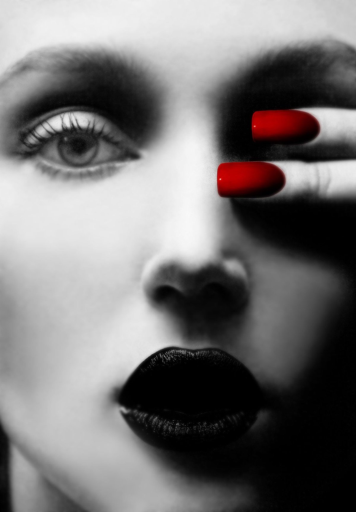 Черно белое с красным